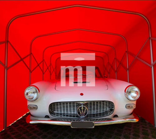 Copertura per auto in PVC rosso di Metexa con auto d'epoca bianca.
