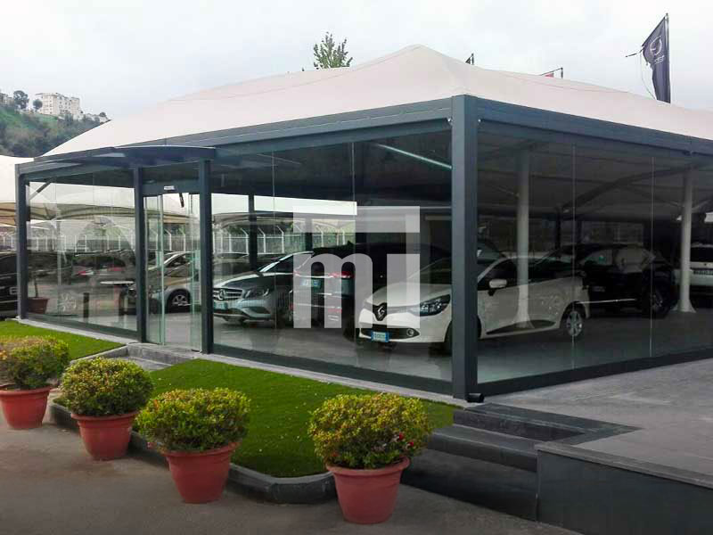 Copertura auto moderna in vetro e metallo presso concessionaria Metexa.